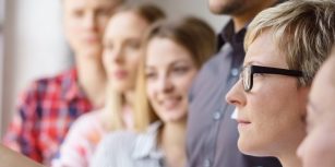 Une équipe face à un tableau avec des post-it