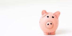 Photo d'une tirelire cochon fond blanc