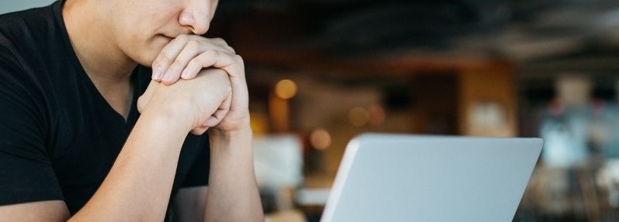 Personne en elearning devant son ordinateur