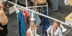 Personnes dans un magasin de vêtement