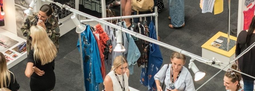 Personnes dans un magasin de vêtement