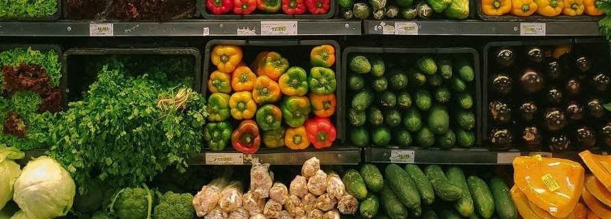 Légumes dans les rayon d'un supermarché