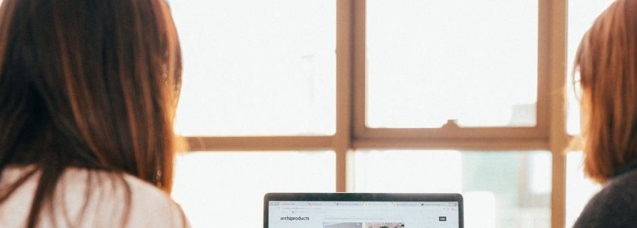 Deux femmes travaillant derrière un ordinateur