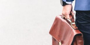 Homme qui marche avec son cartable à la main