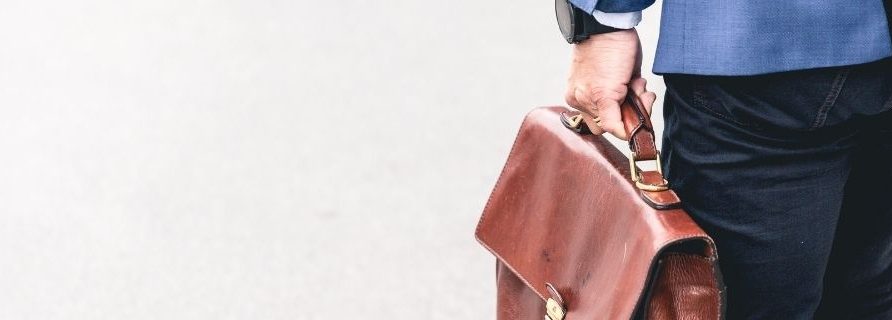 Homme qui marche avec son cartable à la main
