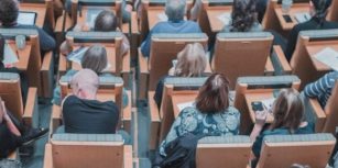Etudiants dans un amphithéâtre en cours