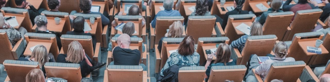 Etudiants dans un amphithéâtre en cours