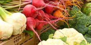 rayon fruits et legumes dans une épicerie